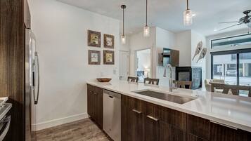 Kylskåp, mikrovågsugn, ugn och diskmaskin