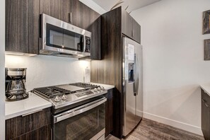 Fridge, microwave, oven, dishwasher - River West · Upscale Value, Centrally Located & Comfortable (Silverthorne)