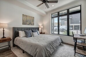 1 bedroom, desk, WiFi, bed sheets - River West · Upscale Value, Centrally Located & Comfortable (Silverthorne)