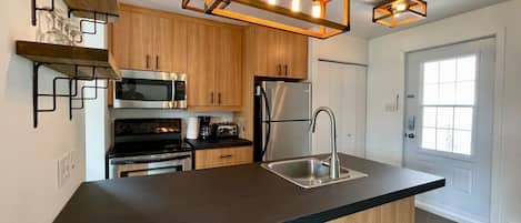 Réfrigérateur, four à micro-ondes, un four, surface de cuisson