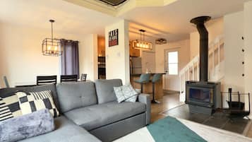 TV, fireplace