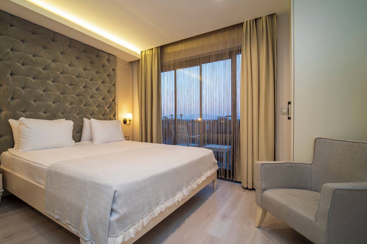 Standard with Balcony | Egyptian cotton sheets, premium bedding, Select Comfort beds