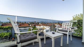 Deluxe Suit with Balcony | Egyptian cotton sheets, premium bedding, Select Comfort beds, minibar