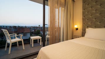 Deluxe Suit with Balcony | Egyptian cotton sheets, premium bedding, Select Comfort beds, minibar