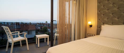 Deluxe Suit with Balcony | Egyptian cotton sheets, premium bedding, Select Comfort beds, minibar