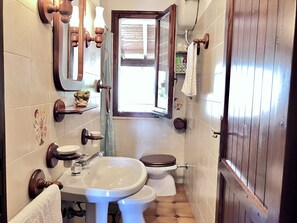 Een douche, een haardroger, een bidet, handdoeken
