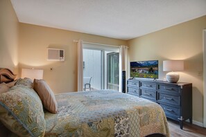3 bedrooms, WiFi, bed sheets - Traverse city condo/golfing/beaches/wineries/hiking (Williamsburg)