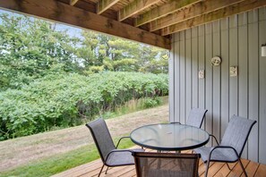 Outdoor dining - Traverse city condo/golfing/beaches/wineries/hiking (Williamsburg)