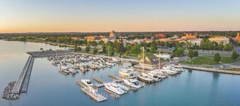 Traverse city condo/golfing/beaches/wineries/hiking