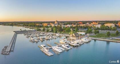 Traverse city condo/golfing/beaches/wineries/hiking