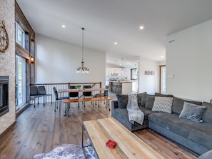 TV, fireplace - La Grande Ourse : Modern Waterfront w/spa (Saint-Adolphe-d'Howard)