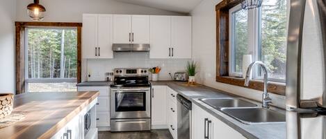 Geladeira, micro-ondas, fogão, cooktop