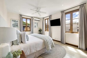 4 bedrooms, iron/ironing board, travel cot, free WiFi