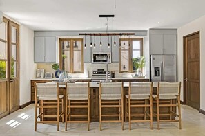 Réfrigérateur, four à micro-ondes, un four, surface de cuisson