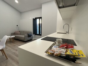 Kylskåp, mikrovågsugn, spishäll och diskmaskin