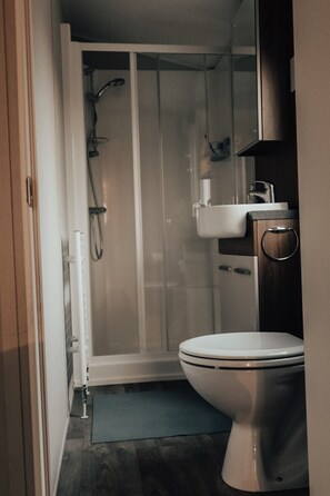 Shower - Hoeve Twente - De Oeverzwaluw (Heythuysen)