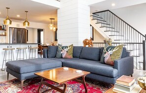 Smart TV, fireplace, books - BRAND NEW 4 story home minutes from Warren St w/ a King Suite! (Hudson)