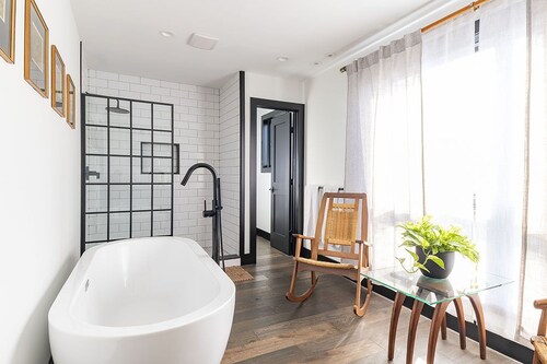 BRAND NEW 4 story home minutes from Warren St w/ a King Suite!