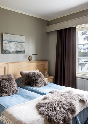2 bedrooms, desk, laptop workspace, blackout drapes