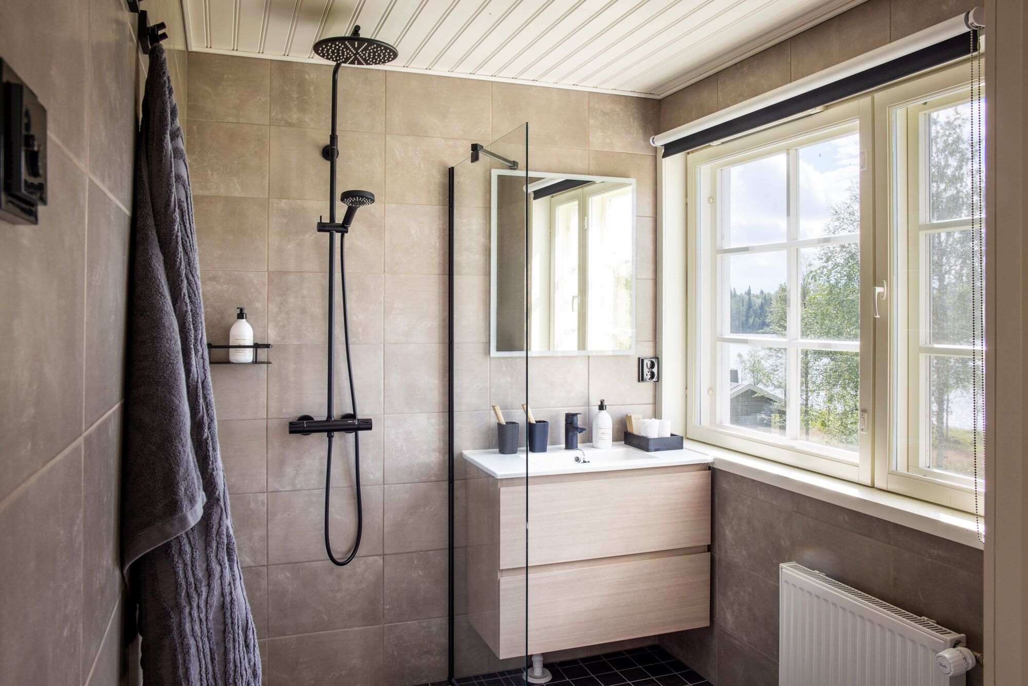Suihku, sadesuihkupää, designer-hygieniatuotteet, hiustenkuivaaja