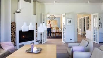 Premium-villa | Opholdsområde | 42-tommers smart-tv med kabelkanaler, tv