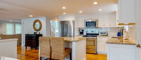 冷蔵庫、電子レンジ、オーブン、コンロ