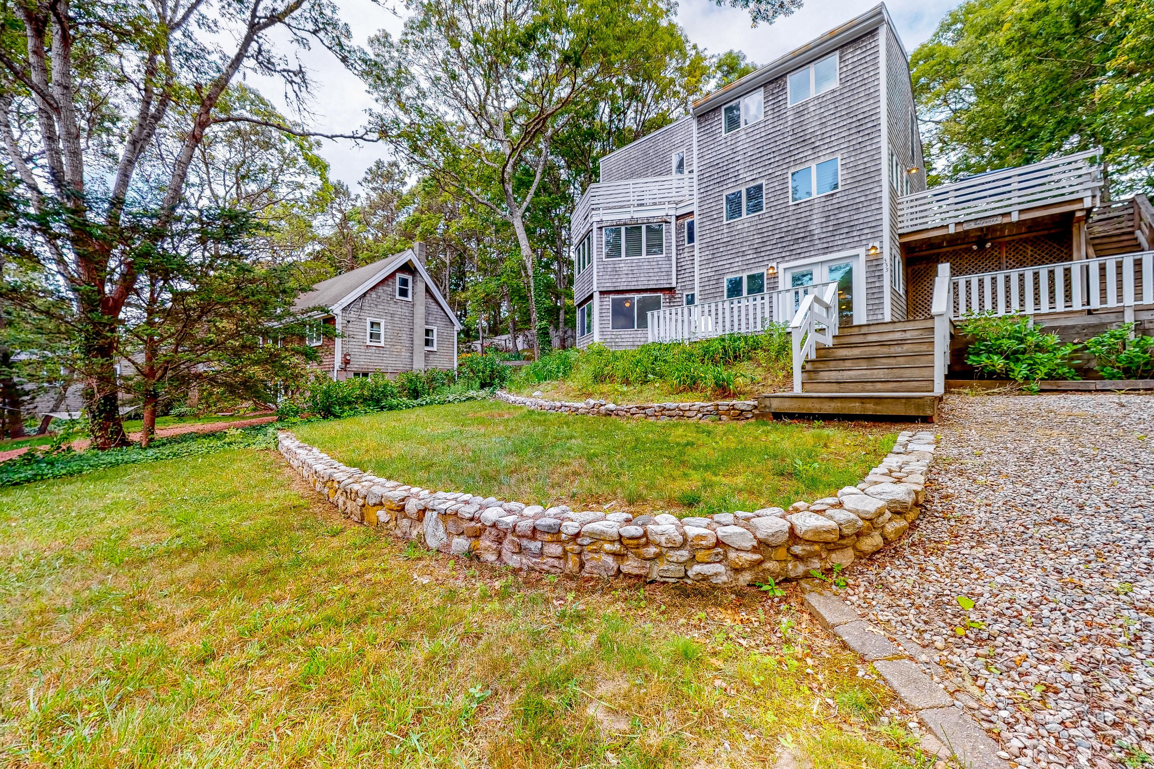 Large, air-conditioned home with 3 decks & yard - 3/4 mile to Covell's Beach