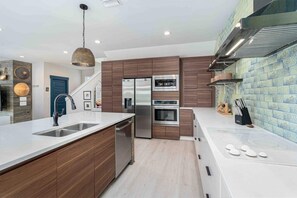 Private kitchen - Tide Pool - Heated Pool/Hot Tub/Golf Cart/Rooftop Deck/Ocean Views (St. Augustine)