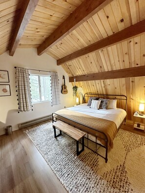 2 makuuhuonetta, työpöytä, silitysrauta/-lauta, vauvan matkasänky