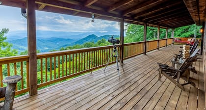 Spacious mountain getaway with game room, hot tub, fireplace & washer/dryer