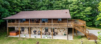 Spacious mountain getaway with game room, hot tub, fireplace & washer/dryer