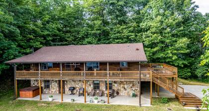 Spacious mountain getaway with game room, hot tub, fireplace & washer/dryer