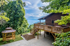 Terrace/patio - Spacious mountain getaway with game room, hot tub, fireplace & washer/dryer (Franklin)
