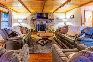 TV, fireplace, ping pong - Spacious mountain getaway with game room, hot tub, fireplace & washer/dryer (Franklin)