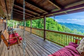 Terrace/patio - Spacious mountain getaway with game room, hot tub, fireplace & washer/dryer (Franklin)