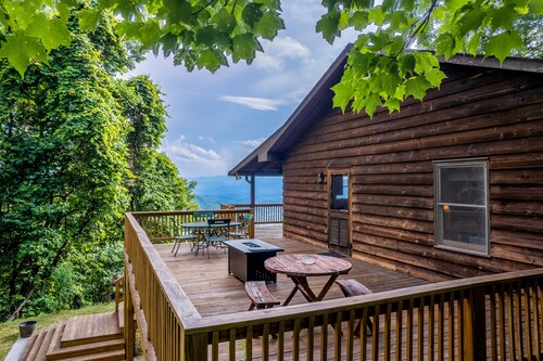 Spacious mountain getaway with game room, hot tub, fireplace & washer/dryer