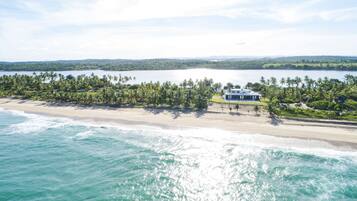 在海滩、沙滩椅、海滩遮阳伞、沙滩毛巾