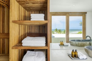 Suíte, suíte, vista para a praia (PANORAMA) | Banheiro | Chuveiro, chuveiro com efeito de chuva, secador de cabelo