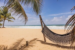 En la playa, camastros, sombrillas y toallas de playa