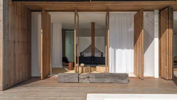 Suite, en-suite badkamer, uitzicht op het strand (MASTER SUITE ) | Luxe beddengoed, donsdekens, een minibar, gratis wifi