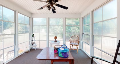Country Estates getaway near golf & beach with fast WiFi & central AC - dogs OK