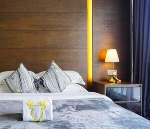 ลักซ์ชัวรี่เพนท์เฮาส์ (Genting Sky Glamping Duplex Apartment) | ห้องพักตกแต่งอย่างมีเอกลักษณ์, ตกแต่งพิเศษโดยเฉพาะ, โต๊ะทำงาน