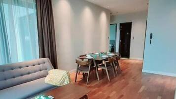 Apartamento executivo, 2 quartos, sacada (Genting View) | Área de estar | TV de tela plana