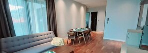 Executive-Apartment, 2 Schlafzimmer, Balkon (Genting View) | Wohnbereich | Flachbildfernseher