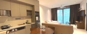 Deluxe-Apartment, 1 Schlafzimmer, Bergblick | Wohnbereich | Flachbildfernseher