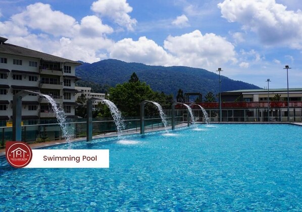 สระว่ายน้ำกลางแจ้ง