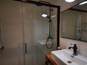 Dusche, Haartrockner, Handtücher