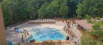 Ground-floor condo with patio, fireplace, jetted tub, & central AC