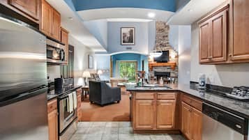 KĂŒhlschrank, Mikrowelle, Ofen, Herdplatte