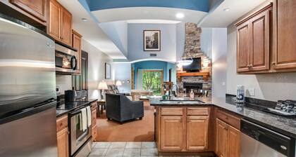 Ground-floor condo with patio, fireplace, jetted tub, & central AC